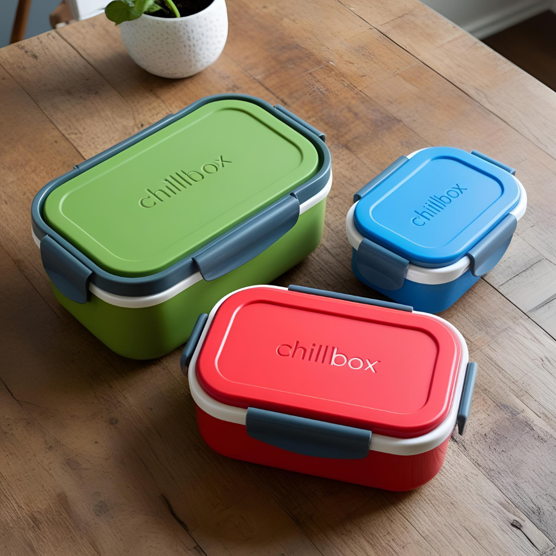 ChillBox lunchbox verkrijgbaar in groen, rood en blauw met koeldeksel